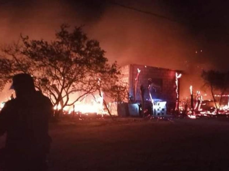 Incendio consume al menos 13 casas en San Blas Atempa
