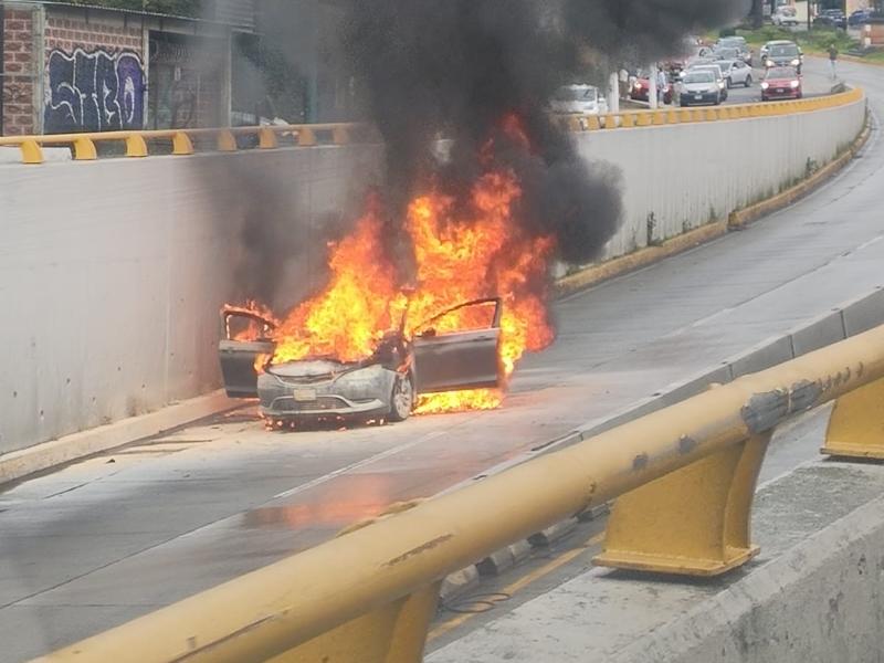 Incendio consume automóvil bajo el distribuidor de Araucarias