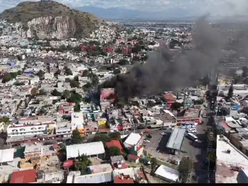 Incendio consume bodega de colchones en Ecatepec