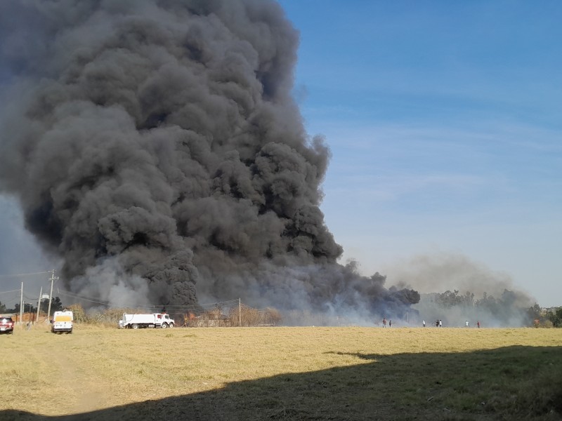Incendio consume bodega de plásticos en lago Real