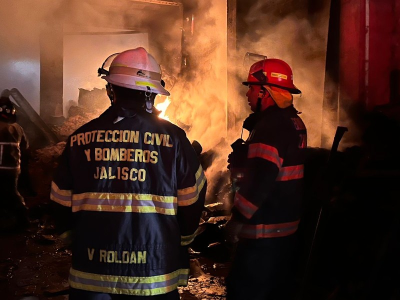 Incendio consume bodega de tarimas en San Juan de Ocotán
