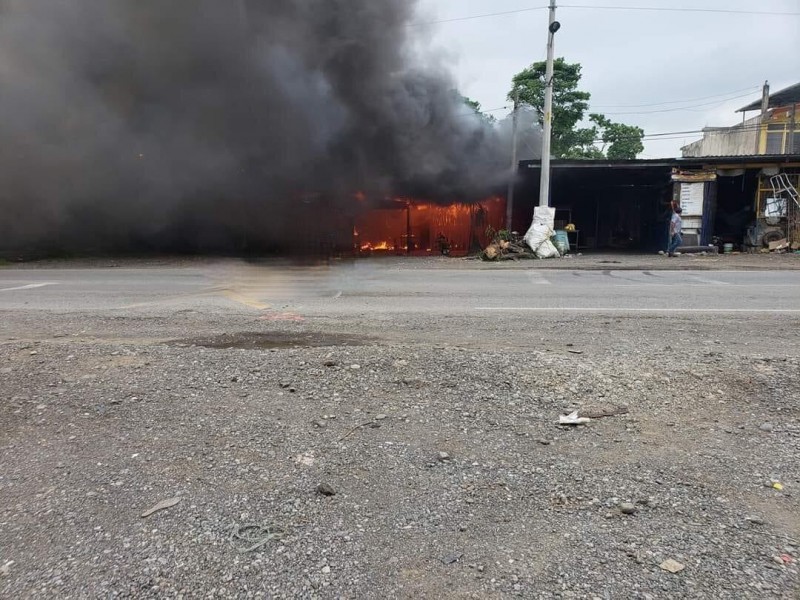 Incendio consume bodegas en el municipio de Venustiano Carranza