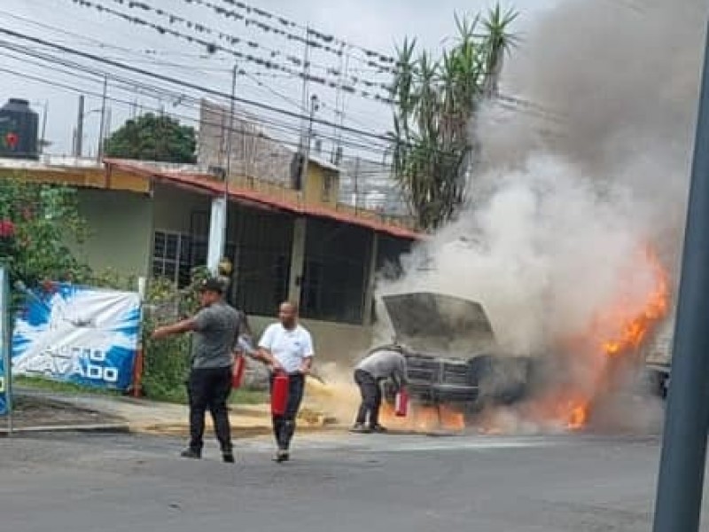 Incendio consume camioneta en Córdoba