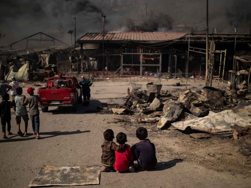 Incendio consume campo de migrantes en Grecia