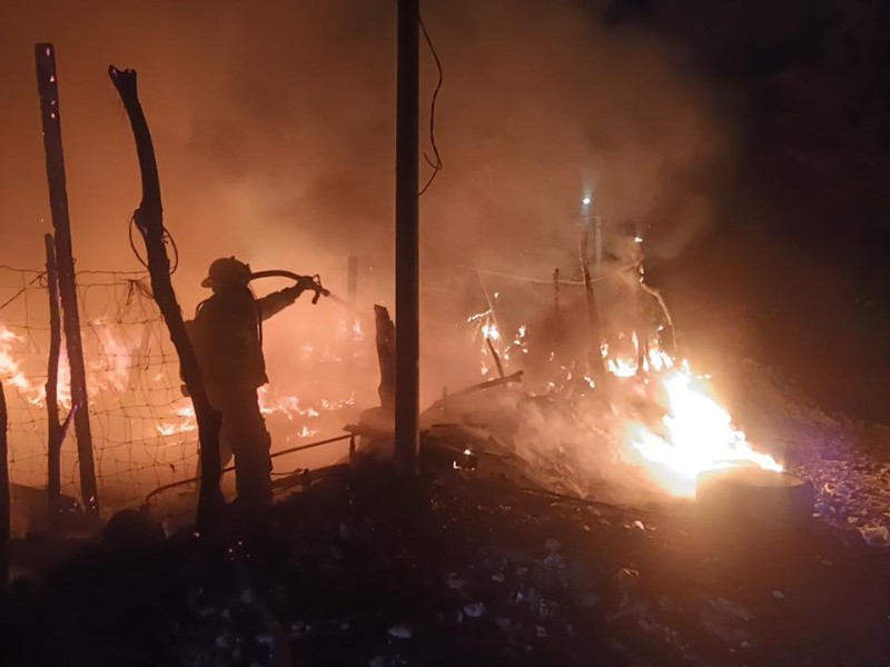 Incendio consume casa de cartón en el Mirador 2