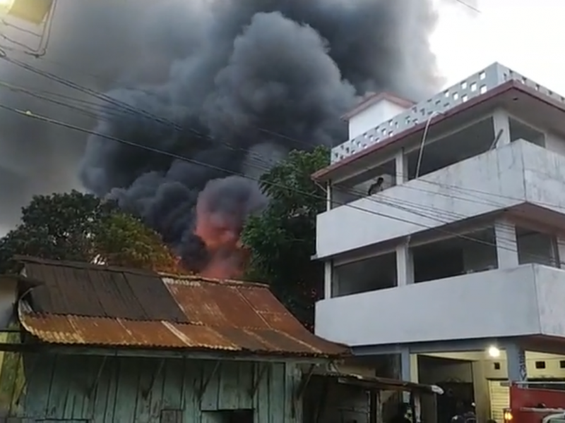 Incendio consume corralón de grúas en San Andrés Tuxtla