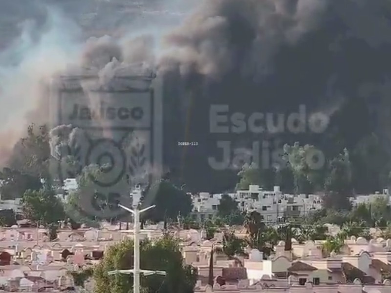 Incendio consume corralón de vehículos en Tlajomulco