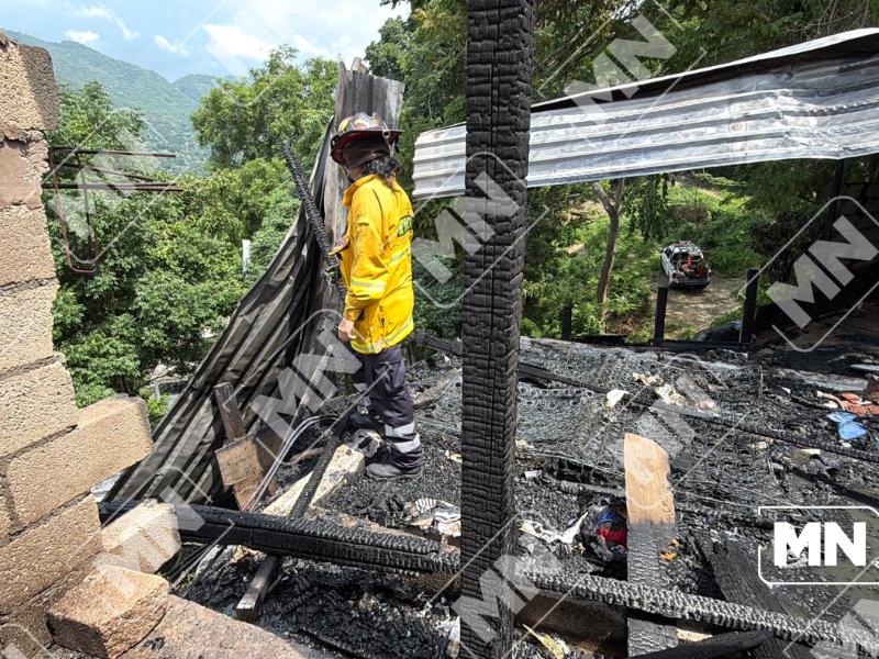 Incendio consume cuarto de madera en colonia Raymundo Abarca de Zihuatanejo