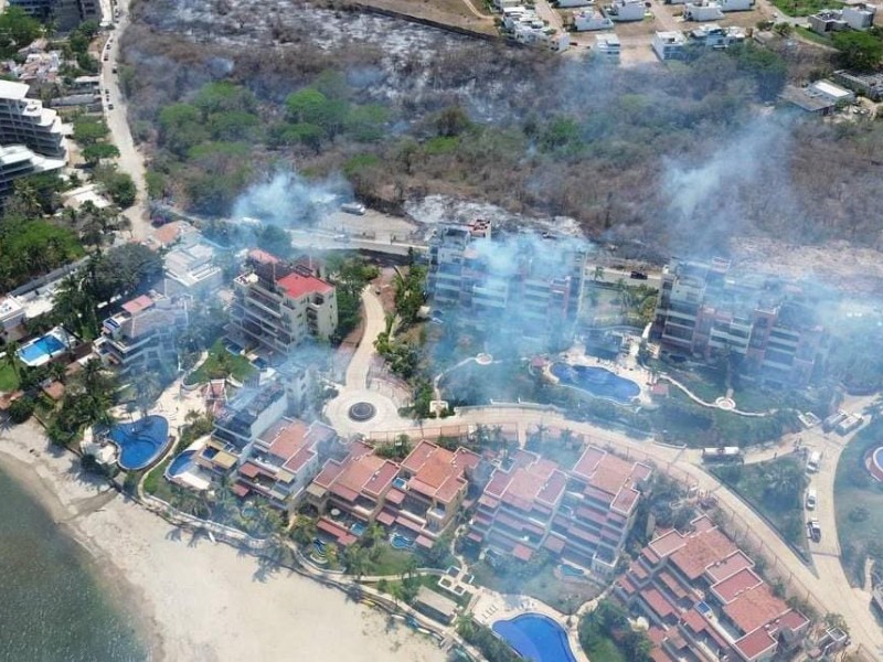 Incendio de pastizal afecta departamentos en Bahía de Banderas