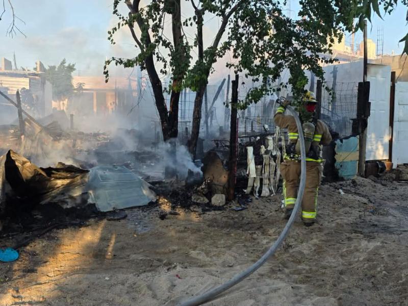 Incendio consume dos viviendas en cabos san lucas en colonia las palmas