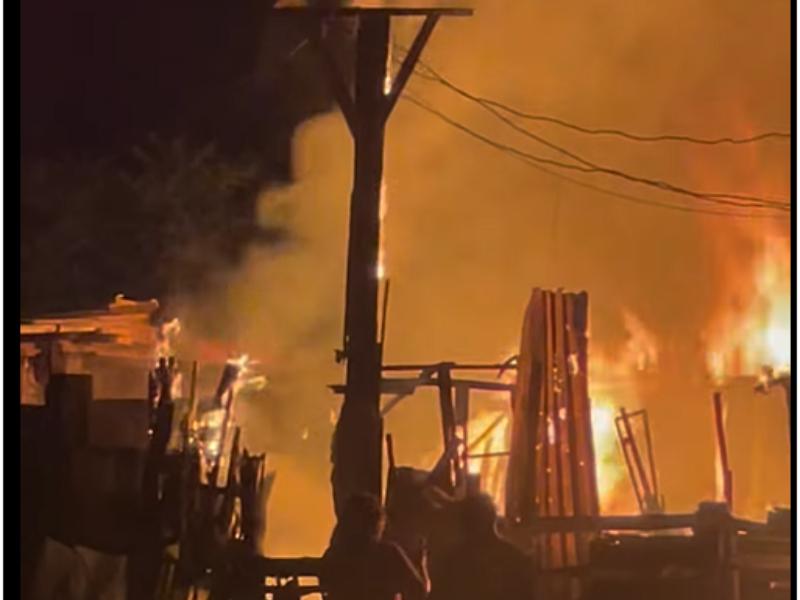 Incendio consume dos viviendas en colonia Tierra y Libertad