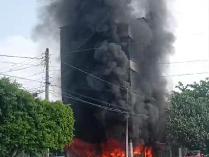 Incendio consume edificio en Poza Rica