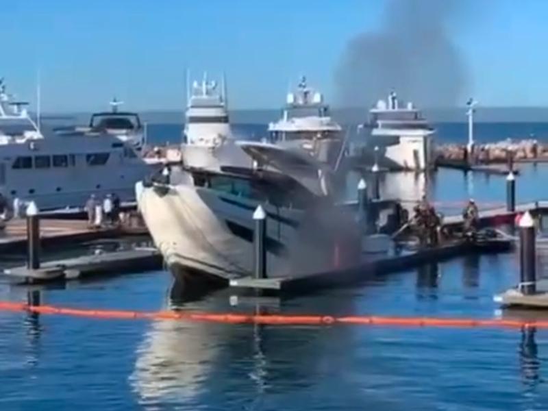 Incendio consume embarcación de 70 pies en Marina Costa Baja