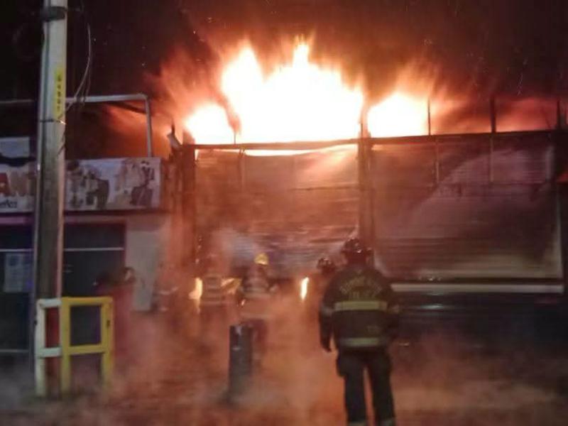 Incendio consume establecimiento de llantas en Calzada al Pacífico