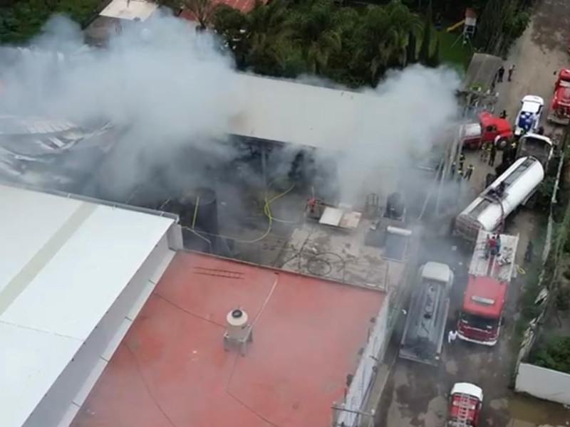 Incendio consume fábrica de aceites en Tutiltlán