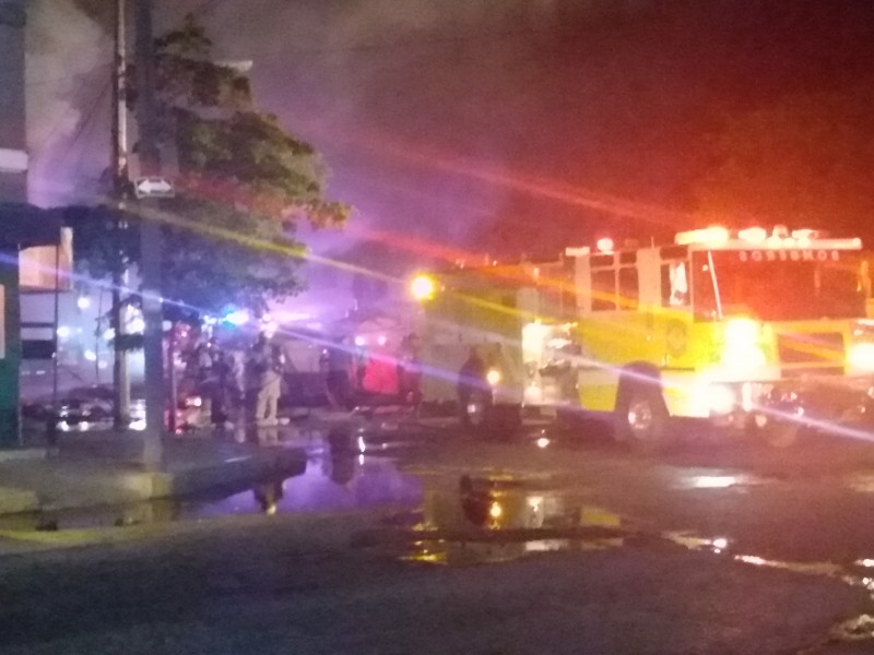 Incendio consume ferretería en el mercado Hidalgo en Zamora