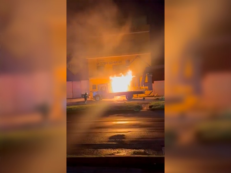 Incendio consume ferretería en la Riviera Veracruzana