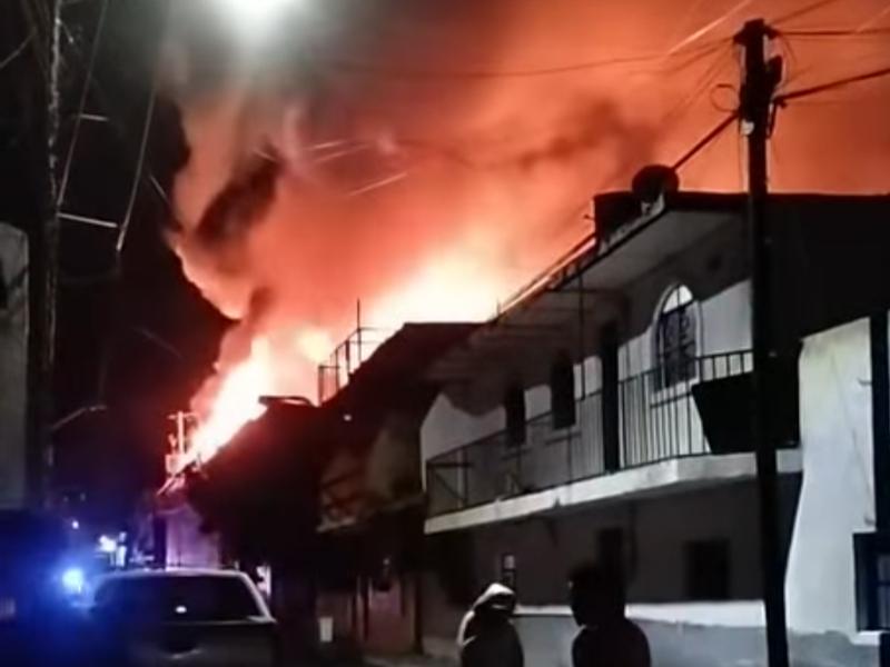 Incendio consume fábrica de muebles en San Agustín; evacúan a 40 personas
