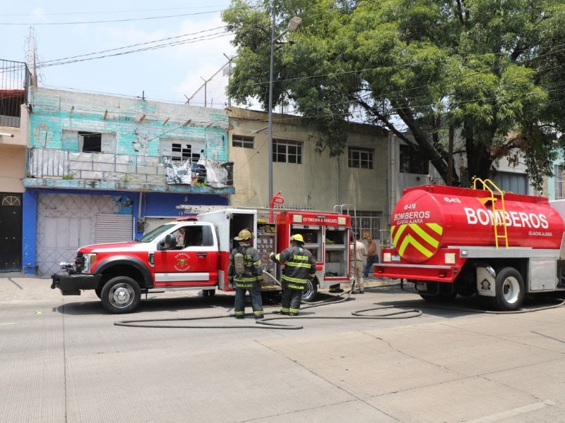 Incendio consume habitación en vecindad de Guadalajara; evacúan a 22 personas