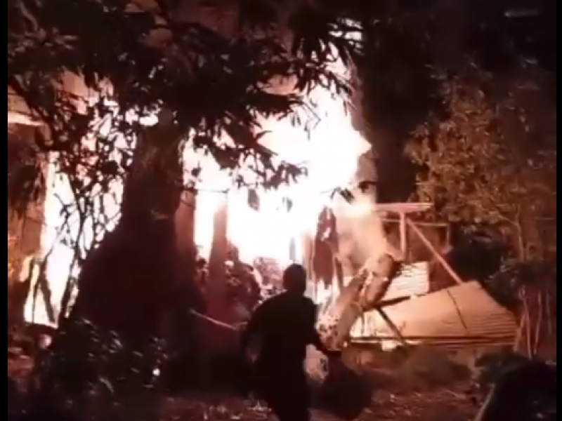 Incendio consume humilde vivienda en Xico