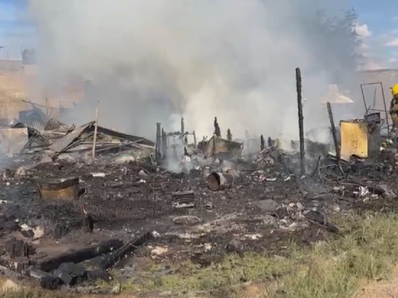 Incendio consume jacales y vehículos en el fraccionamiento Villas San Agustín