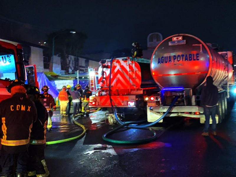 Incendio consume mercado San Cosme