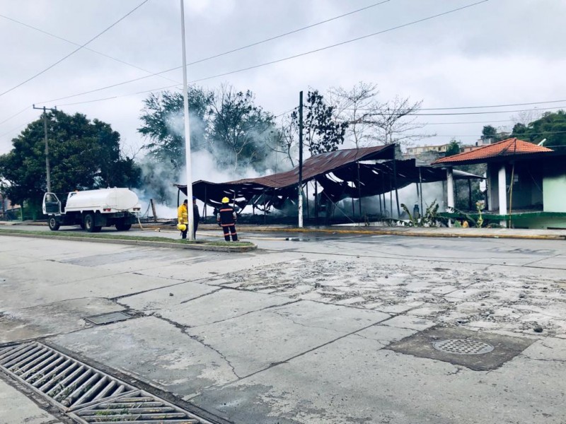 Incendio consume mueblería