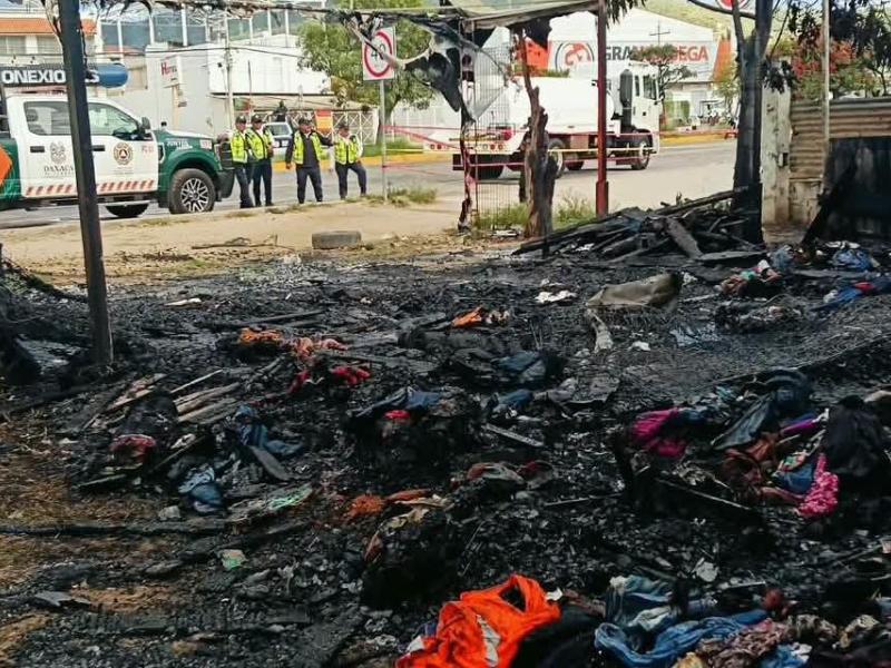 Incendio consume negocio de alimentos sobre carretera federal 190