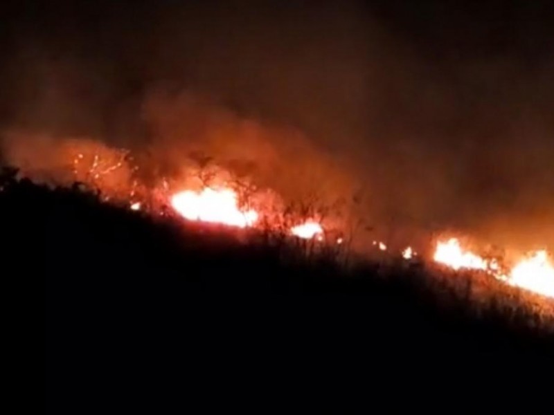 Incendio consume parte del cerro Mactumatzá