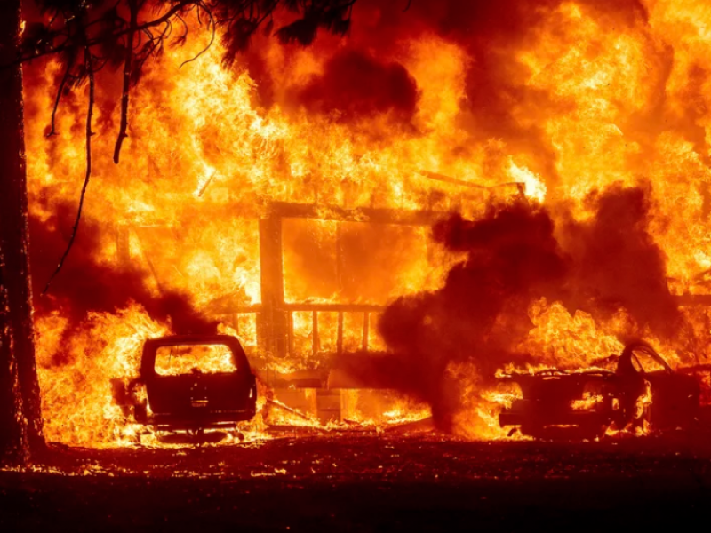 Incendio consume pueblo en California