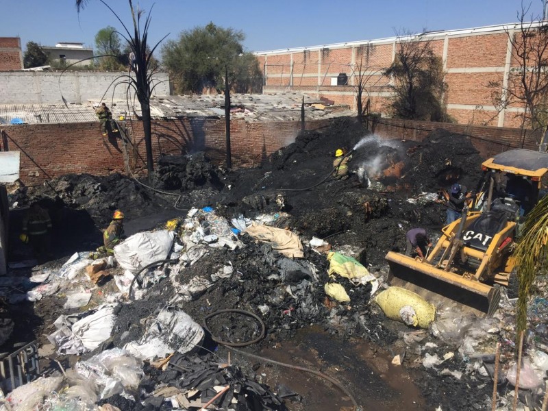 Incendio consume recicladora en San Miguel