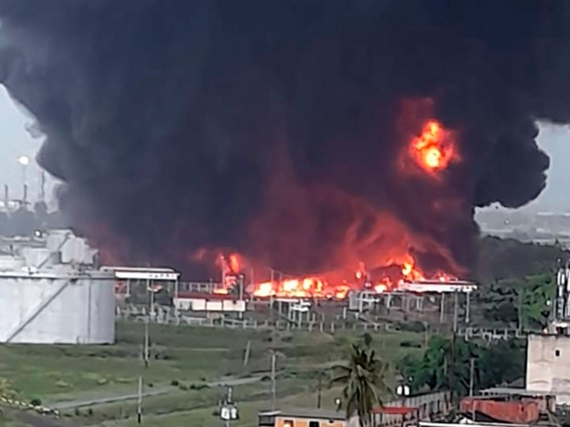 Incendio consume refinería en Venezuela