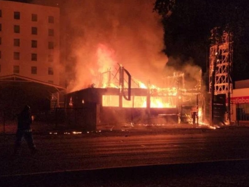 Incendio consume restaurante en Culiacán,investigan las causas