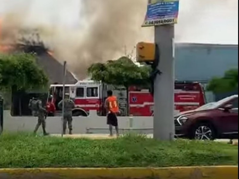 Incendio consume restaurante en Manzanillo