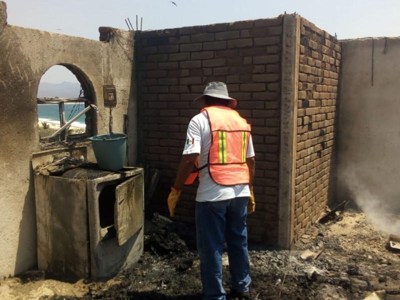 Incendio consume Restaurante en Playa Chipehua