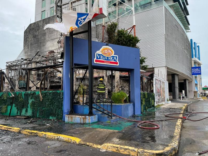 Incendio consume restaurante Villa Rica en Boca del Río