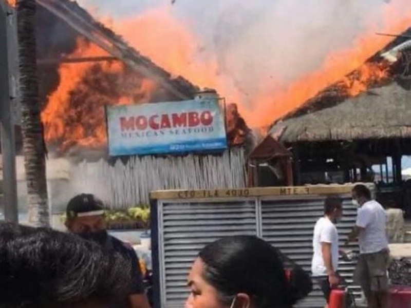 Video: Incendio consume restaurantes en Isla Mujeres