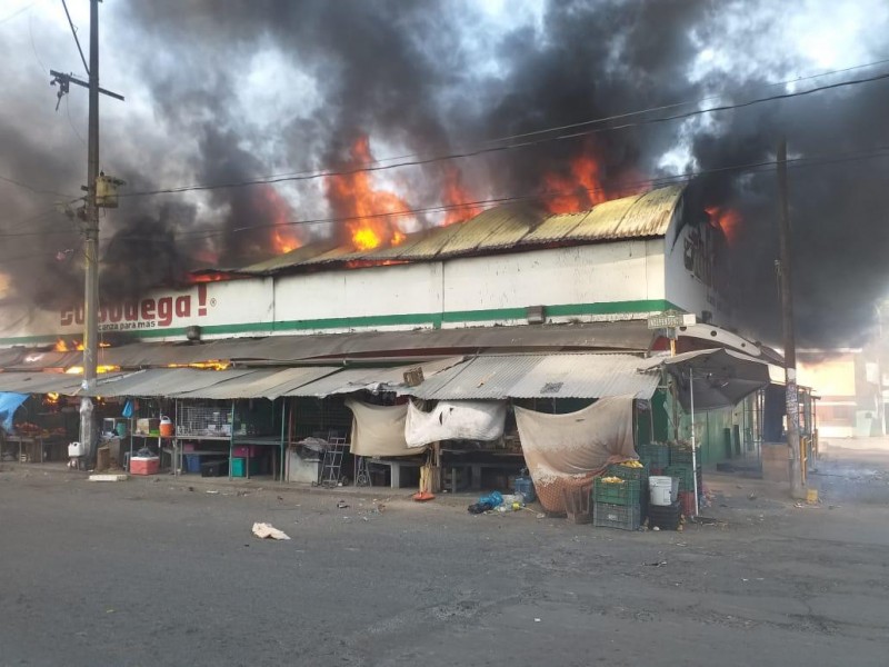 Incendio consume tienda de autoservicio en Cerro Azul
