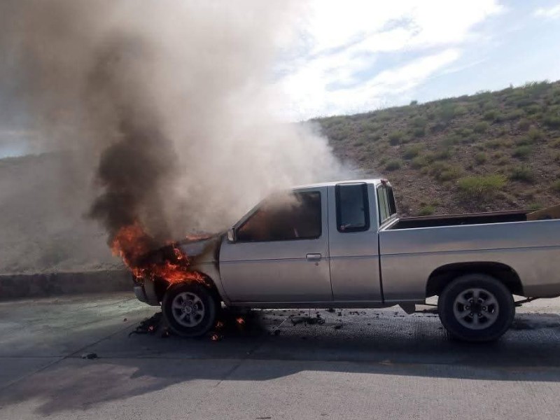 Incendio consume vehículo en acceso a Lomas de Palmira, en La Paz