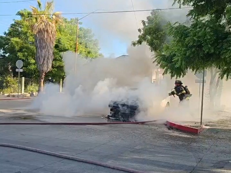 Incendio consume vehículo en colonia centro de La Paz