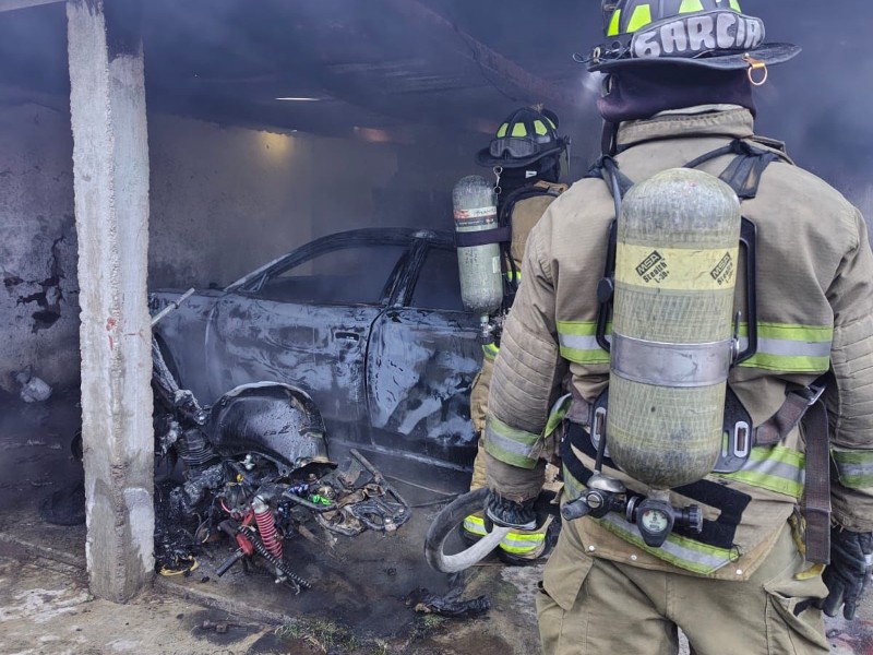 Incendio consume vehículo y motocicleta en la colonia Juan B. Ceballos