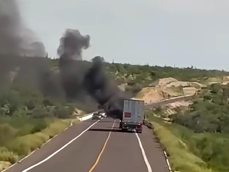 Incendio consume vehículo abandonado en la carretera La Paz-Ciudad Constitución