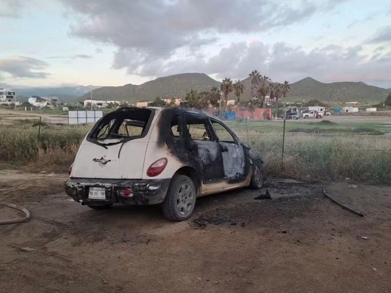 Incendio consume vehículo en playa Cerritos