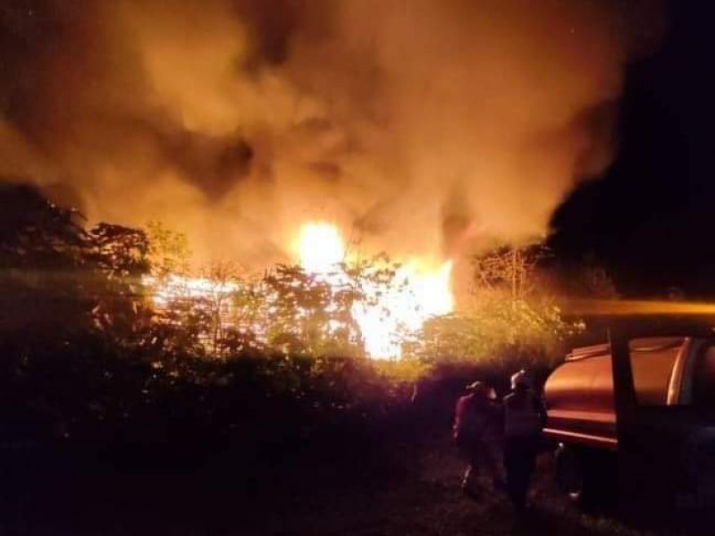 Incendio consume vivienda de abuelitos en Zacapoaxtla