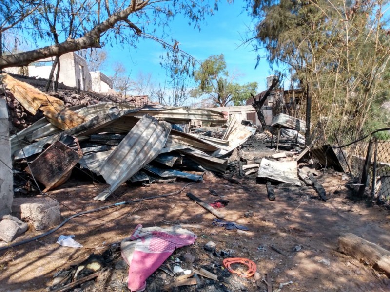 Incendio consume vivienda en Caliche