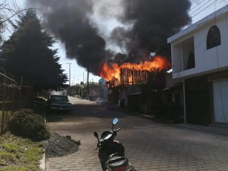 Incendio consume vivienda en colonia de Huauchinango