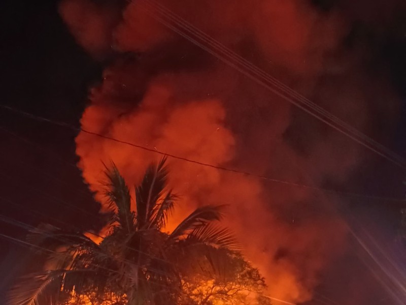 Incendio consume vivienda en la colonia Lázaro Cárdenas