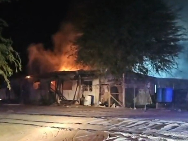 Incendio consume vivienda en plena temporada decembrina