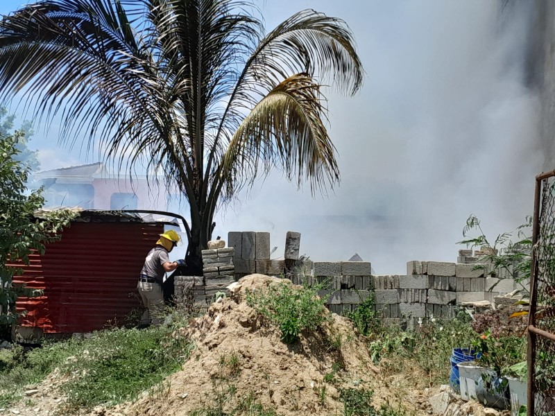 Incendio consume vivienda en Santiago de la Peña