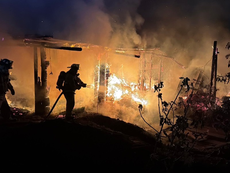 Incendio consume vivienda en su totalidad y deja una persona lesionada ...